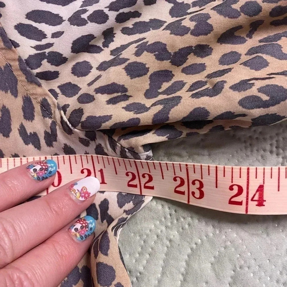 Chico’s Button Down Shirt Brown Tan Cheetah Print Pockets Size 2 Medium 12 - Picture 6 of 6